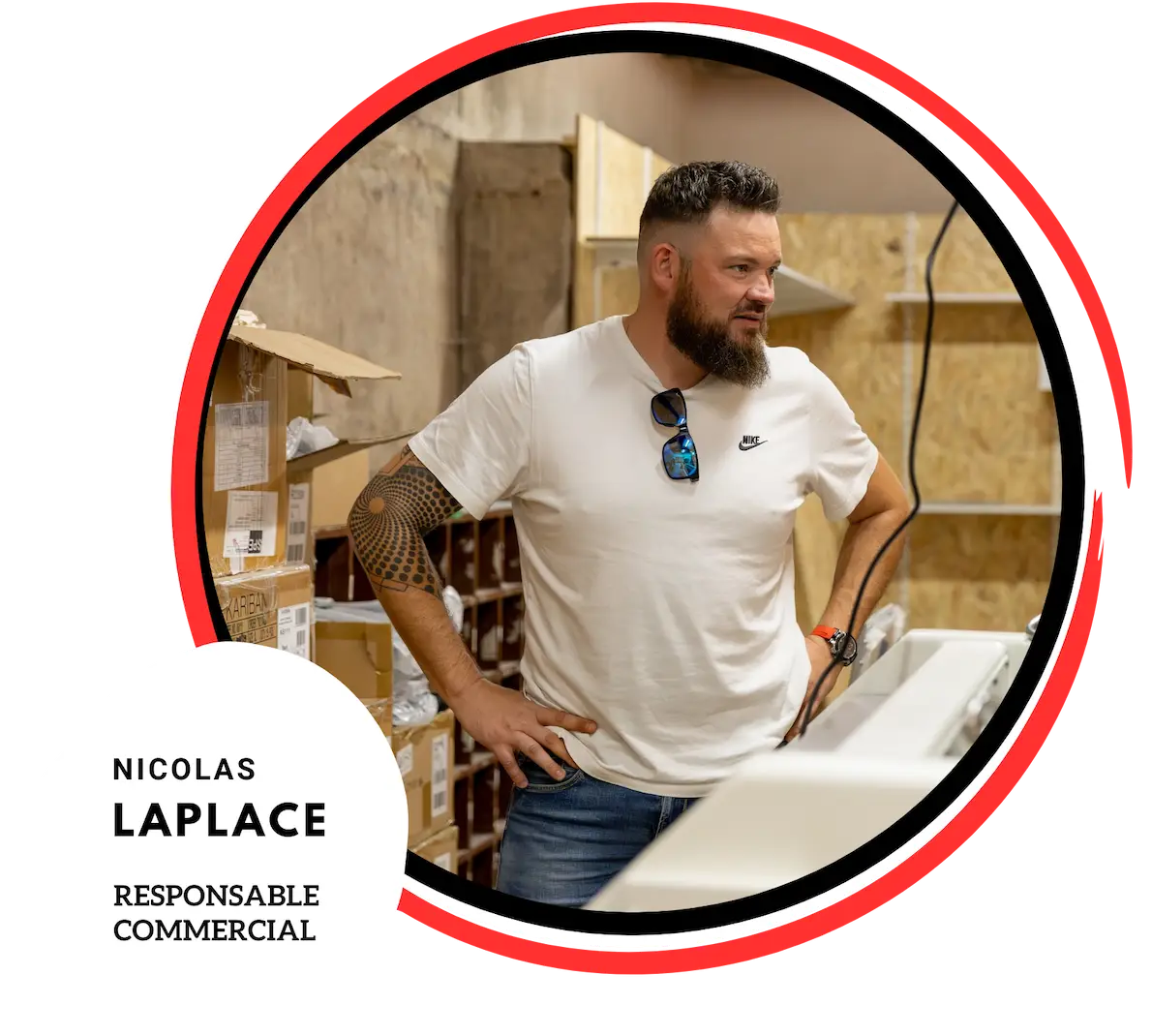 Nicolas Laplace, responsable commercial, regardant devant lui dans l'atelier de la broderie beaujolaise