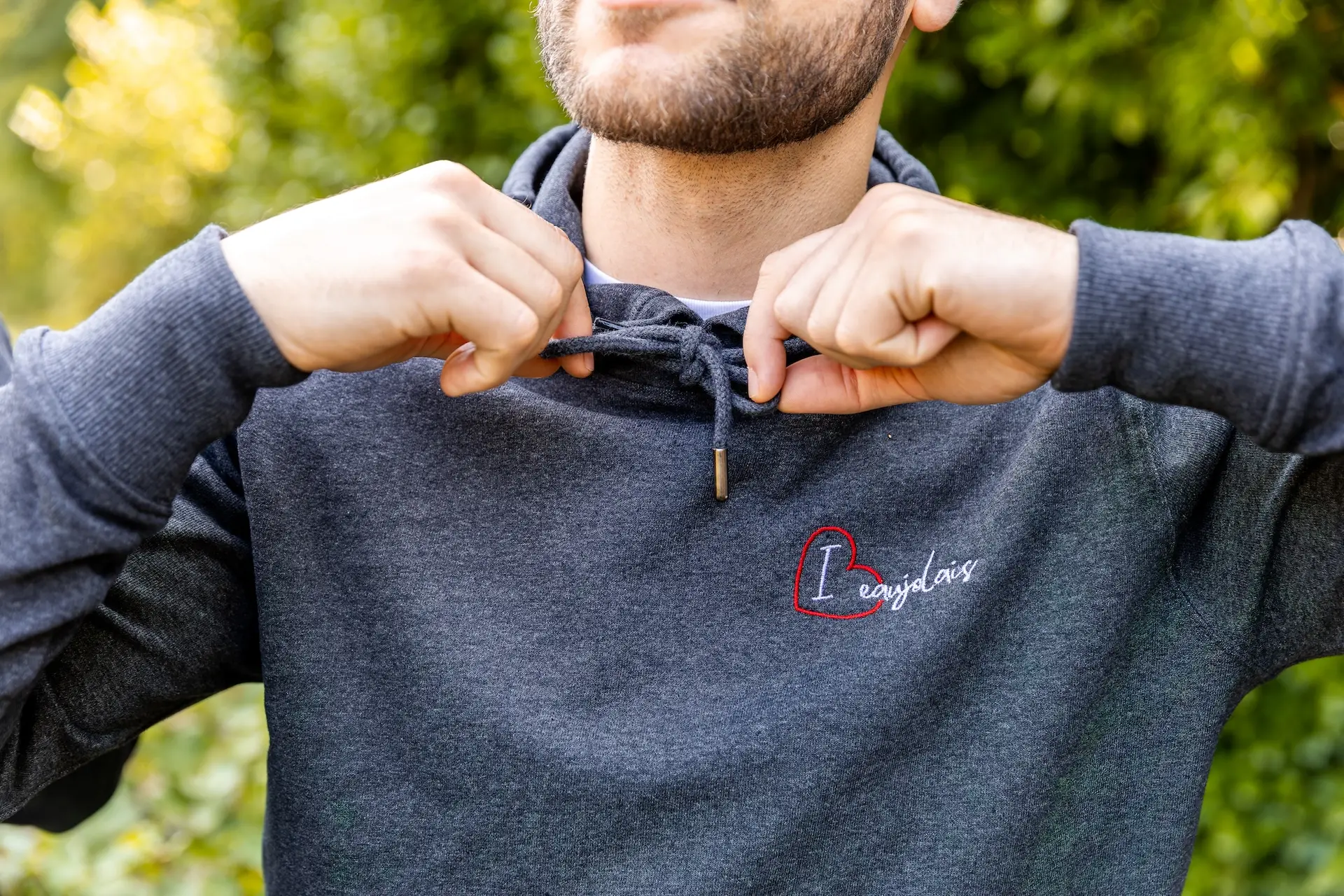 Sweat gris personnalisé au nom de la marque I Love Beaujolais porté par un mannequin homme dont on ne voit que le buste.