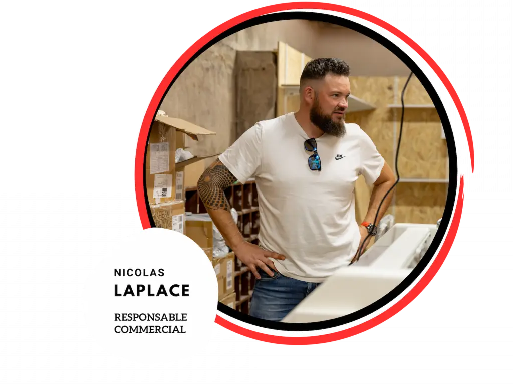 Nicolas Laplace, responsable commercial, dans l'atelier de la broderie beaujolaise