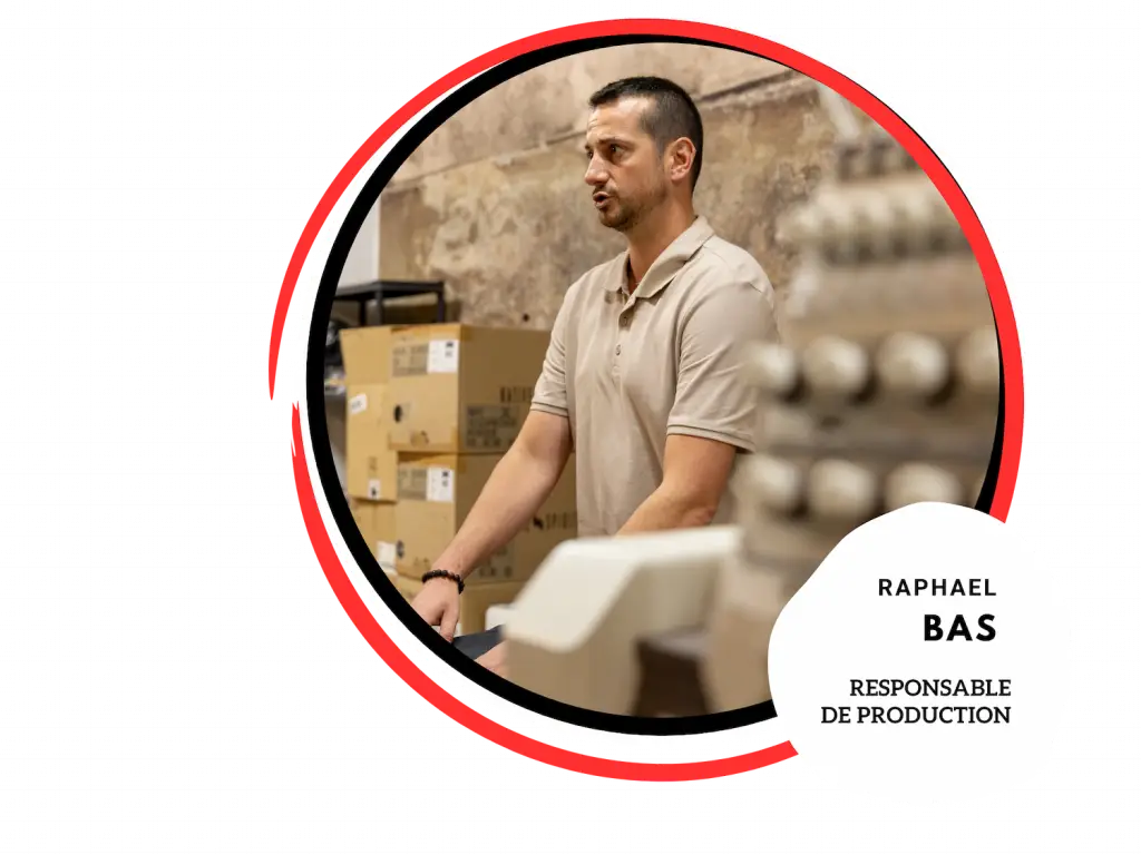 Raphael Bas, responsable de production travaillant sur une brodreuse dans l'atelier de la broderie beaujolaise.