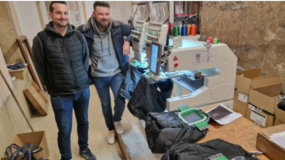 Nicolas Laplace et Raphael Bas sont dans leur atelier de la Broderie Beaujolaise et pose pour le Progrès